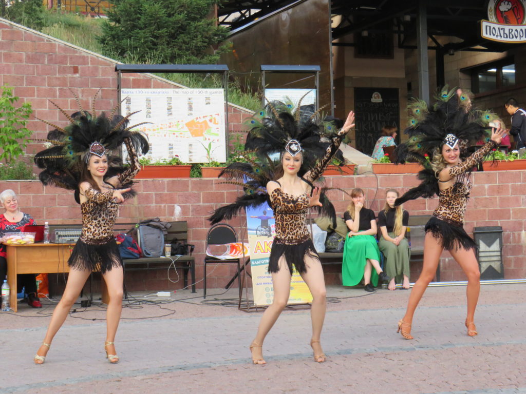 các vũ công nhảy múa