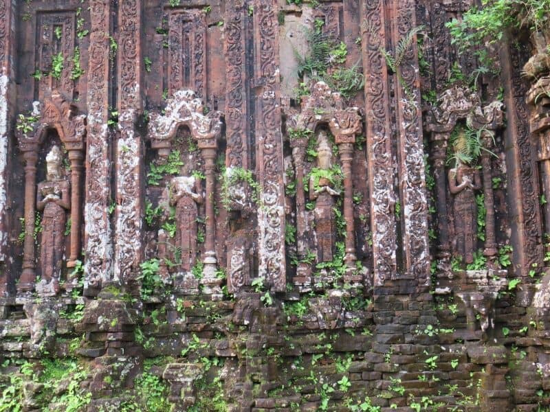 hình khắc trên tường gạch cổ