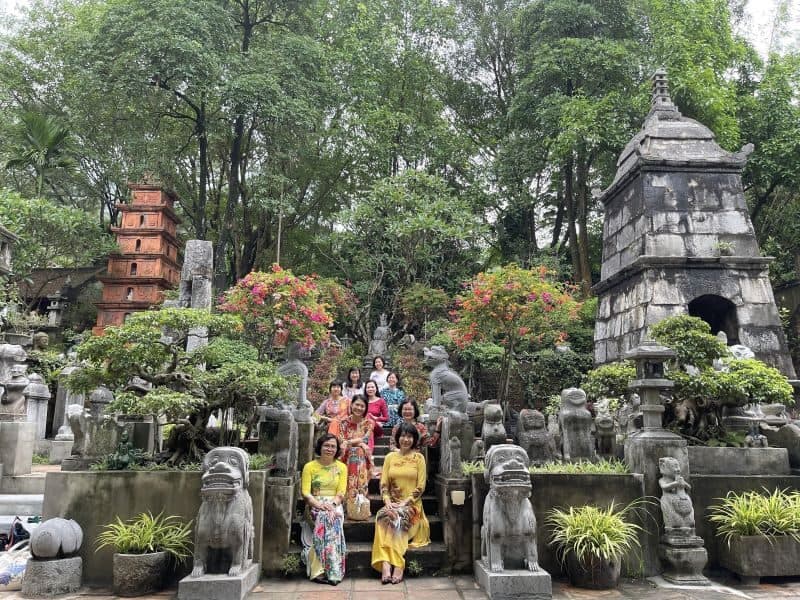 các cô gái mặt áo dài